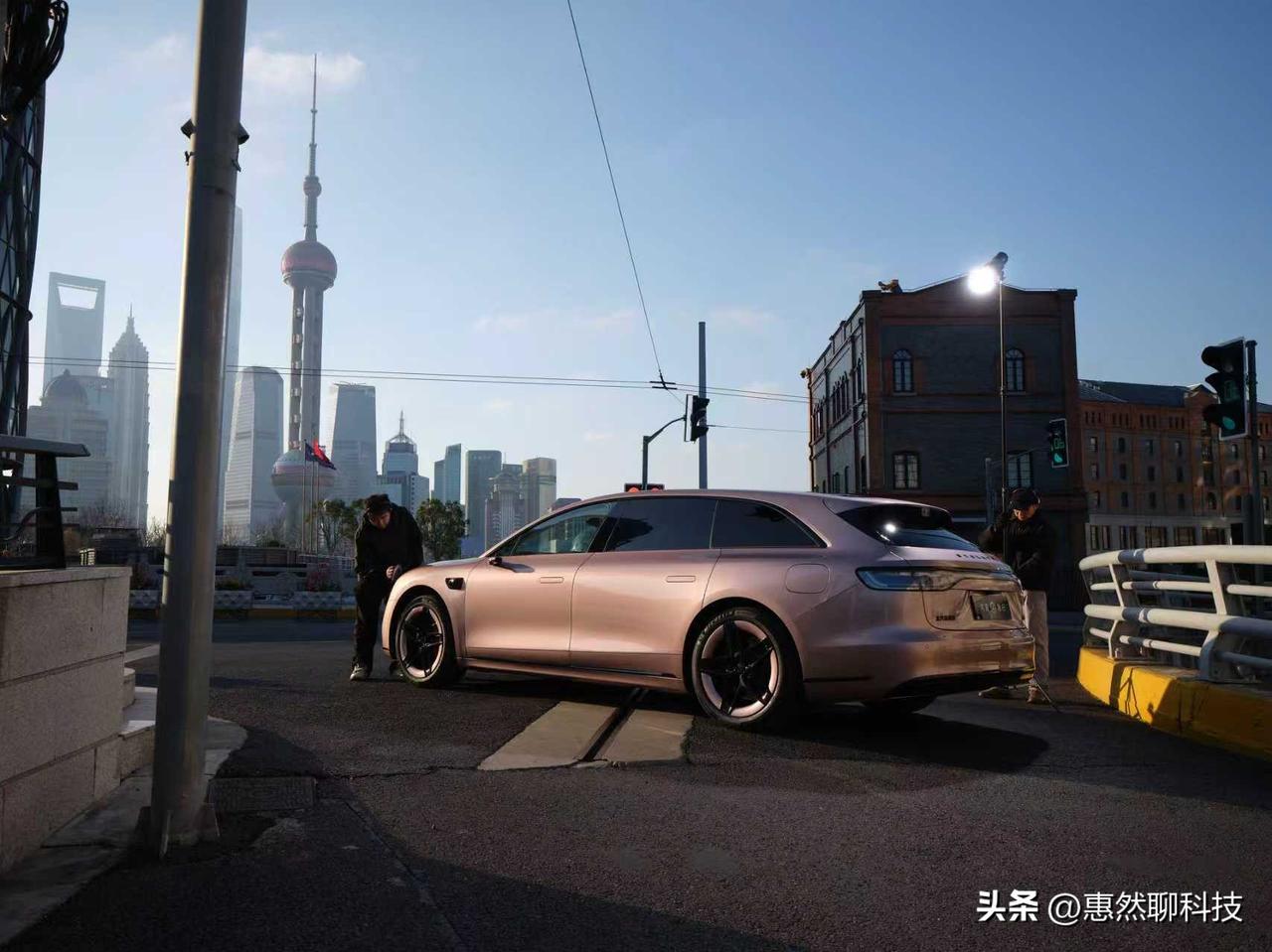 春天，是个多元色彩的季节。而享界S9T的全新粉色新色，正是这个春天最美车色的代表