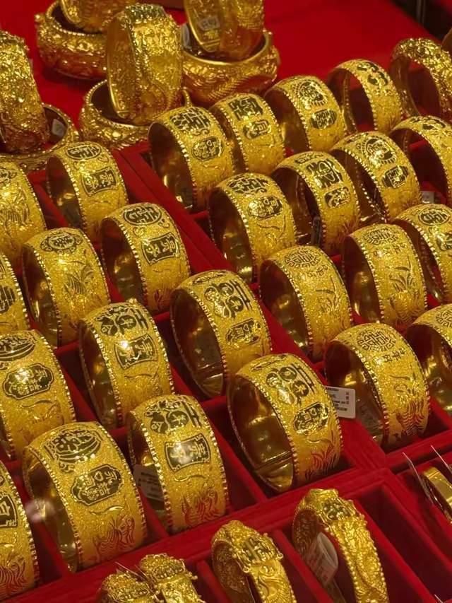 风水轮流转，下半年黄金又回来了。8月6日，现货黄金价格突破4300美元/盎司，为