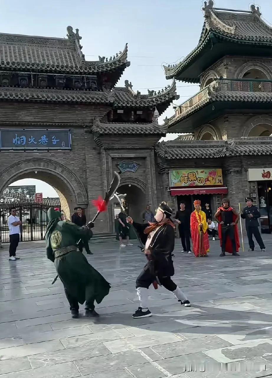 关公遇见八戒分外眼红，
三国的关羽穿越时空，
来到明代，
遇见了吴承恩笔下的猪八