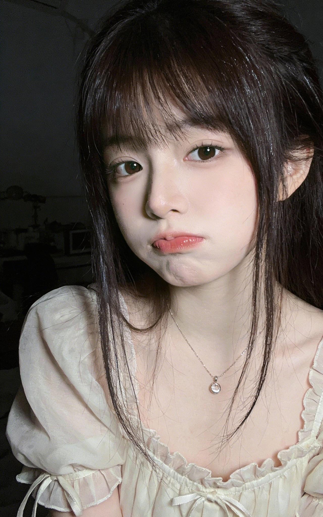 上联：柔裙缀褶嗔容软
下联：细链垂光秀靥娇