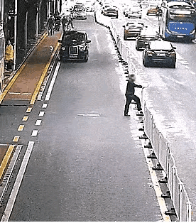 这个栏杆像极了多米诺骨牌，这下老头要赔偿了。
     现在很多这样的分隔带都没