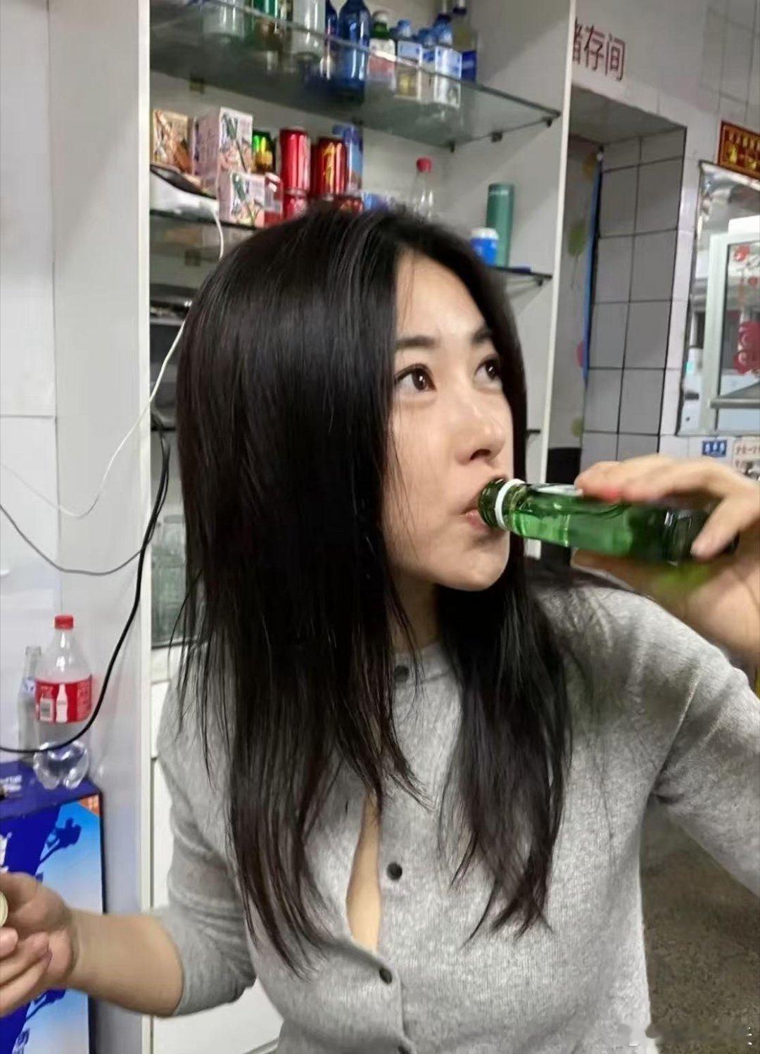 朱珠这酒瘾不小啊！很少见女明星直接拿酒瓶吹的。 