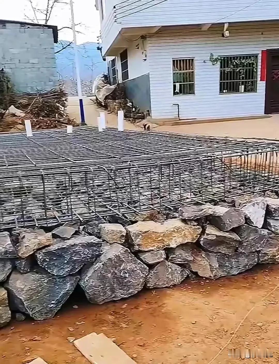 土豪建的房子，真舍得花钱，建出来的房子肯定固若金汤[灵光一闪]