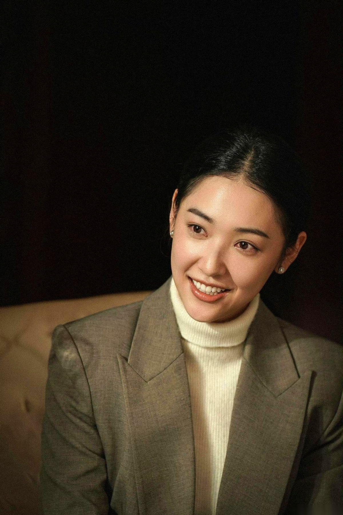 最后那个拥抱，哪是什么男女之情啊。
分明是一个长辈，在跟一个闯进自己世界里，又不