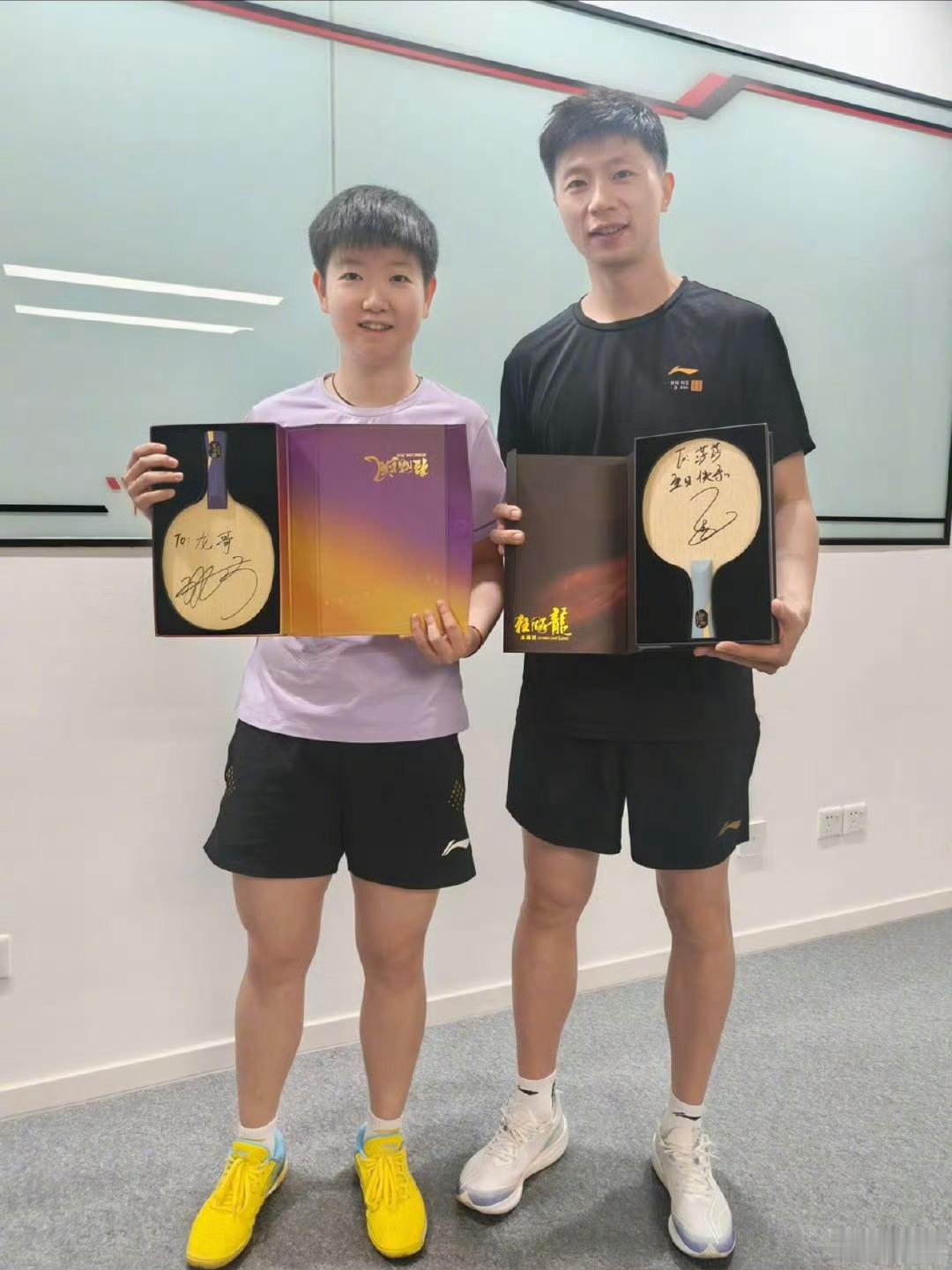 #马龙孙颖莎互送to签##孙颖莎24岁的第一天#你是赛场上那耀眼的一束光[太阳]