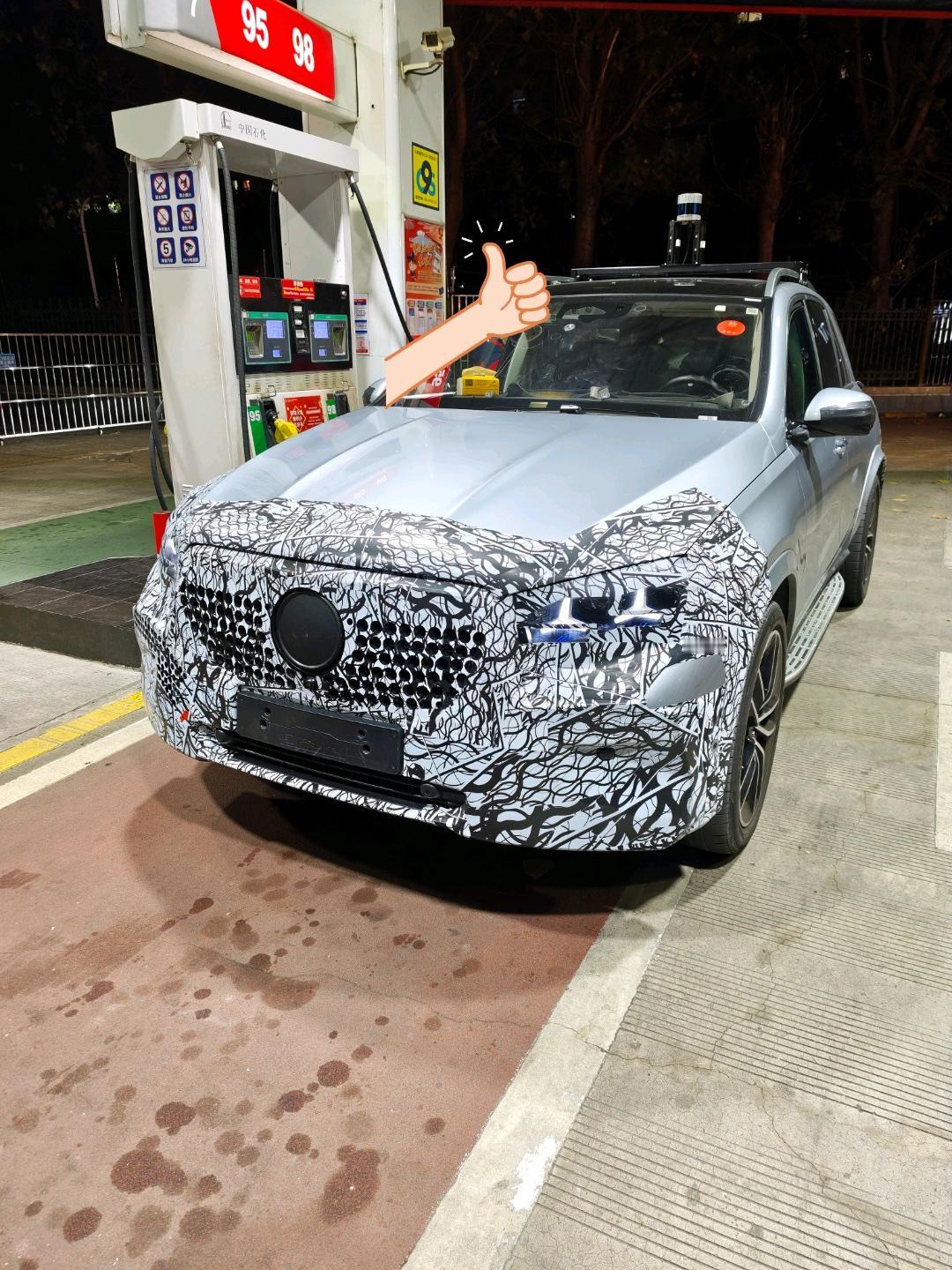 偶遇一台奔驰的伪装车，看大小是奔驰gle或者gls？前大灯都成三叉形状的了，辨识