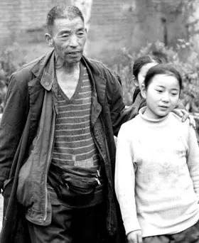1992年，武汉小摊贩2年捡到2个女婴。为了抚养她们长大成材，他做3份活，终生未