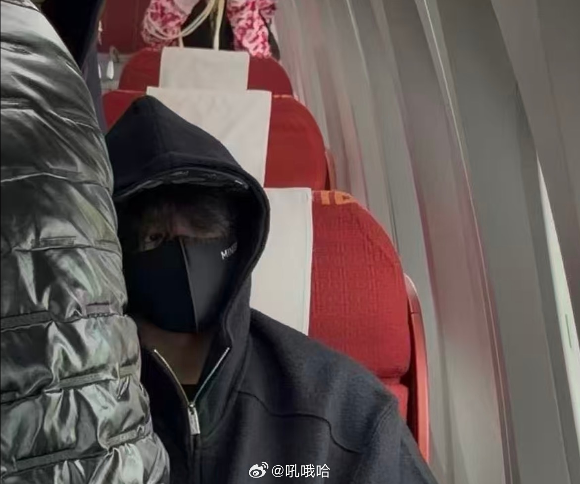 这波是哥哥妹妹好呆萌的两个 ​​​