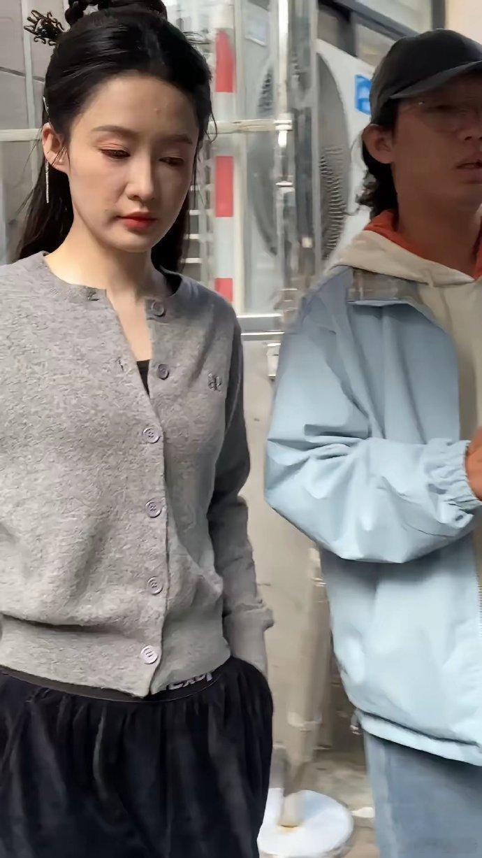 原来李沁也一脸痘印，满脸浮粉啊，看来明星跟我们一样 