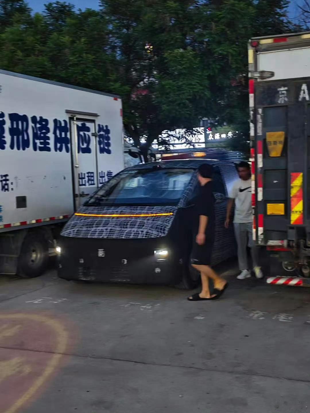 MEGA会有主动悬架吗？从目前几个伪装车的轮胎尺寸来看，大概率没有的大v聊车
