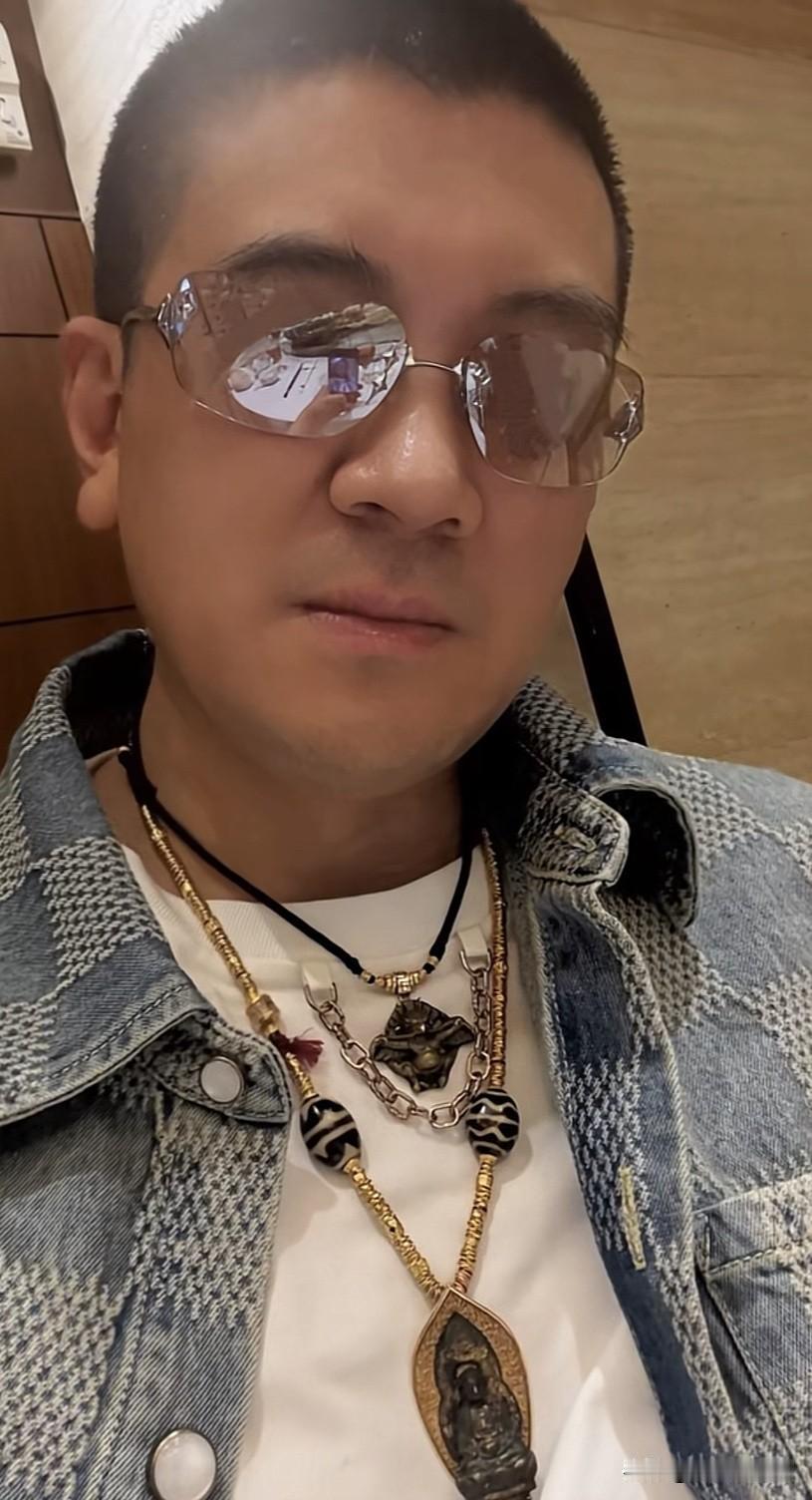 杨子发文：以前喜欢一个人，现在喜欢一个人。可不可以解读为，以前喜欢的一个人是黄圣