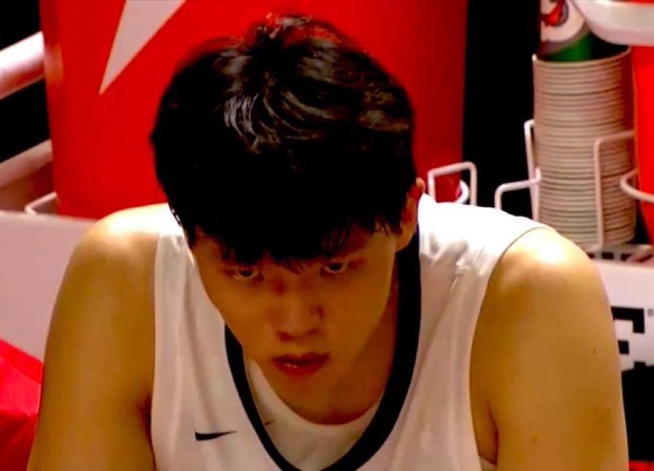 欢迎来到NBA！杨瀚森首秀被罚出场，全场21分钟，4分4板1助攻4失误，NBA的