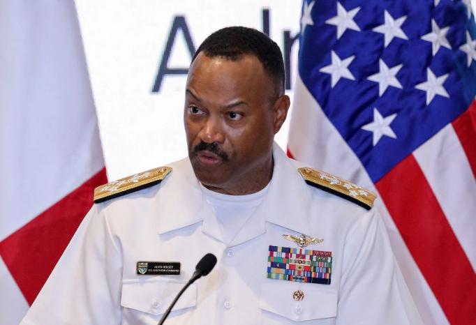 美军战区司令突然“被退休”，委内瑞拉还打不打？
 
特朗普是否要对委内瑞拉动武，