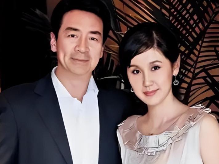 儿子在学校被同学指着鼻子问：“那是你爷爷吧？
”
54岁才当爹的寇振海，脸上的笑