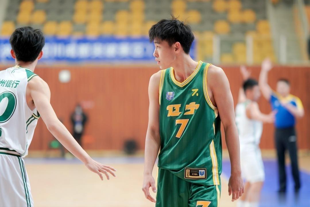 李虎翼：休赛季一直有在力量方面加强，运控传球也有在努力