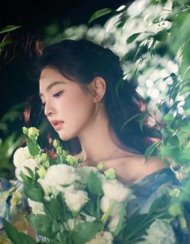章若楠森林大片：白花含在嘴里，人融进山林里水彩风格。绿色、蓝色、黄色混在一起，像