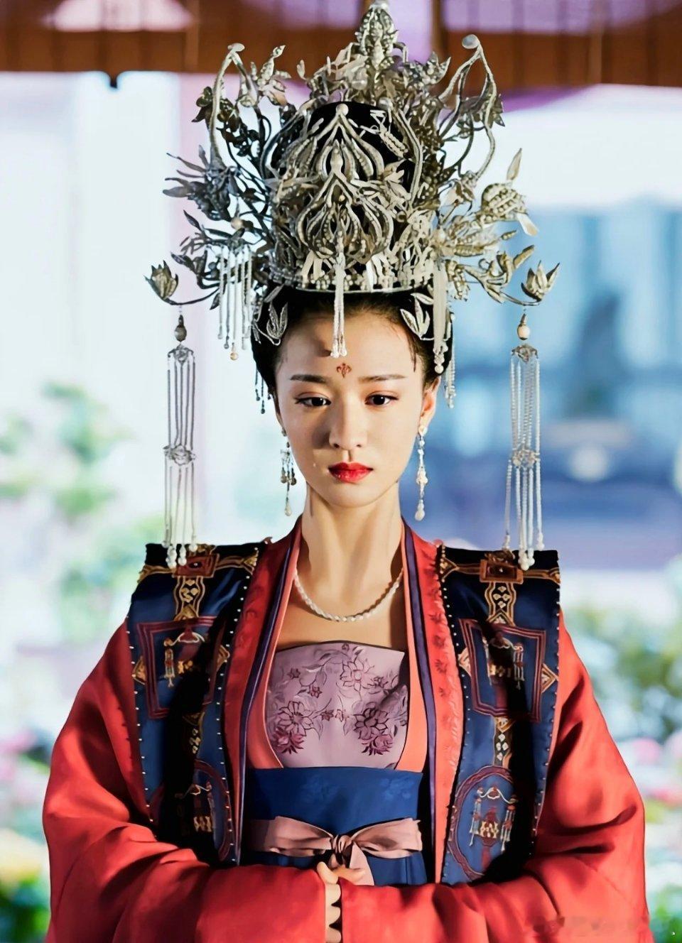 王楚然这张明艳大气的脸真的很适合大发冠 ​​​