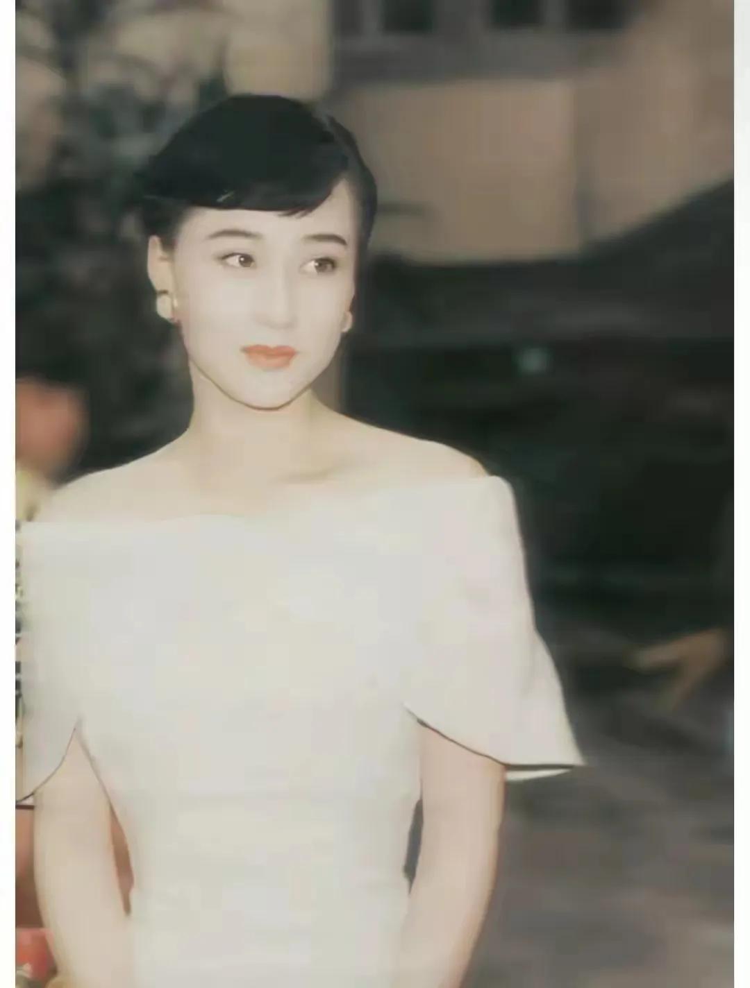 穿着女装的利智美得耀眼，穿着男装的她比贾宝玉还要英俊。所以，美丽的人怎样都好看。