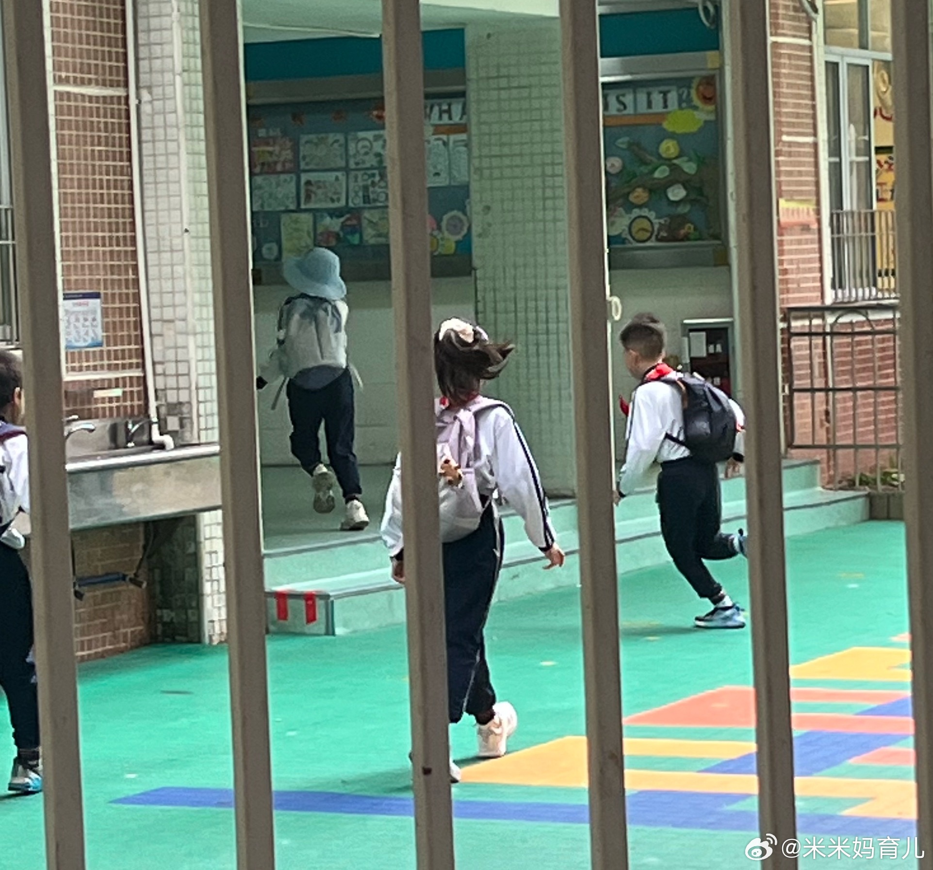 一早出门～小区门口排了好多大巴看到高中的哥哥姐姐们往小区门口走超级多人还以为今天