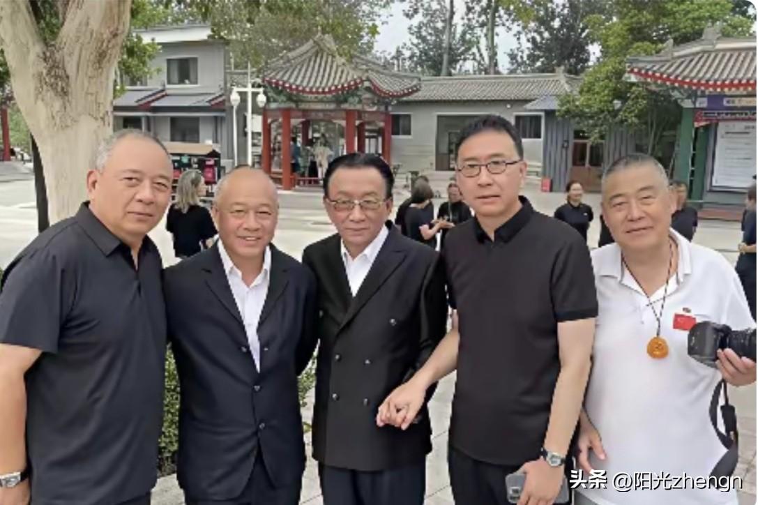 搞体育和搞文艺的站一块儿，气质状态一对比，反差真是一目了然。

李宁是1963年