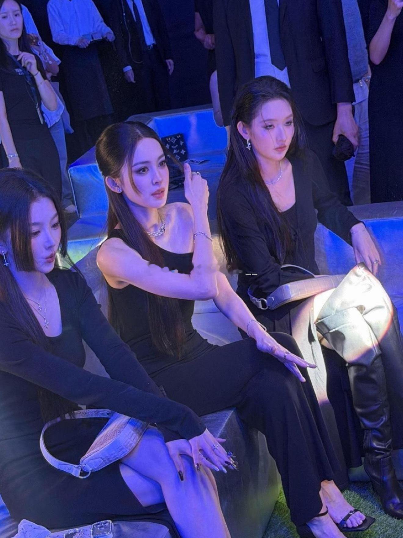 好权威的三张脸，一时间不知道往哪看 ​​​