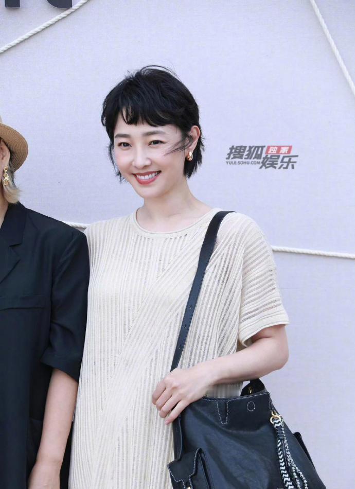 白百合这个发型怎么像大妈了 [允悲] ​​​