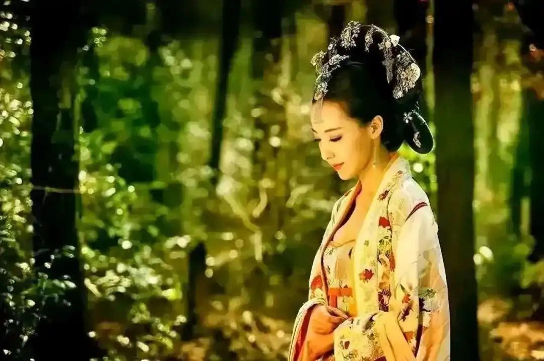 她从洗脚婢逆袭成皇后，把亲妹妹踩下去后，临终前才明白一件事。
十四岁进宫，赢得皇