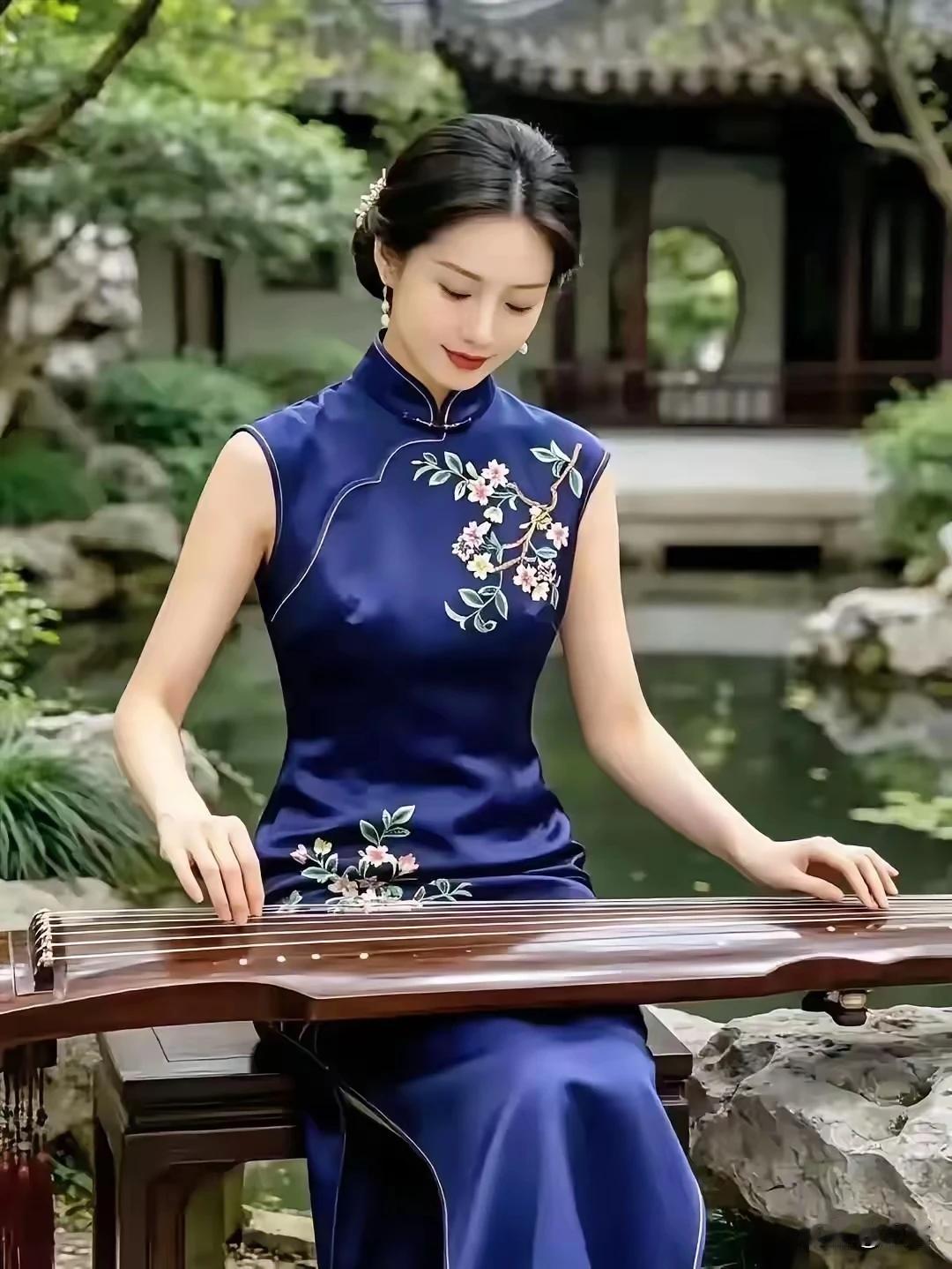 别人假日去游玩，
姑娘在家把琴弹。
琴声悠扬真悦耳，
高山流水心坦然。