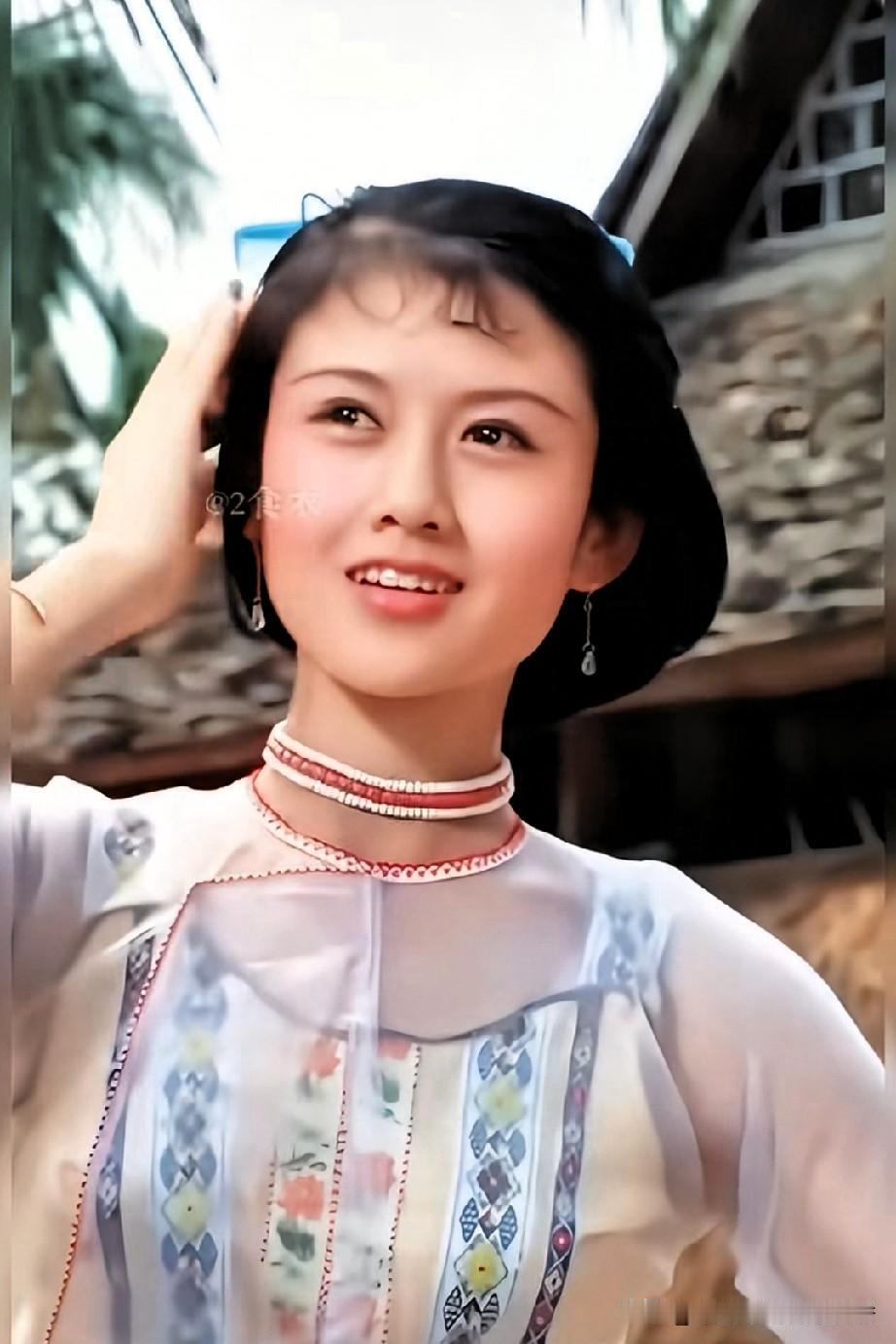 你们能认出她是谁吗？她就是傣族舞蹈家杨丽萍，这几幅图是她在电影《绿海天涯》里的几