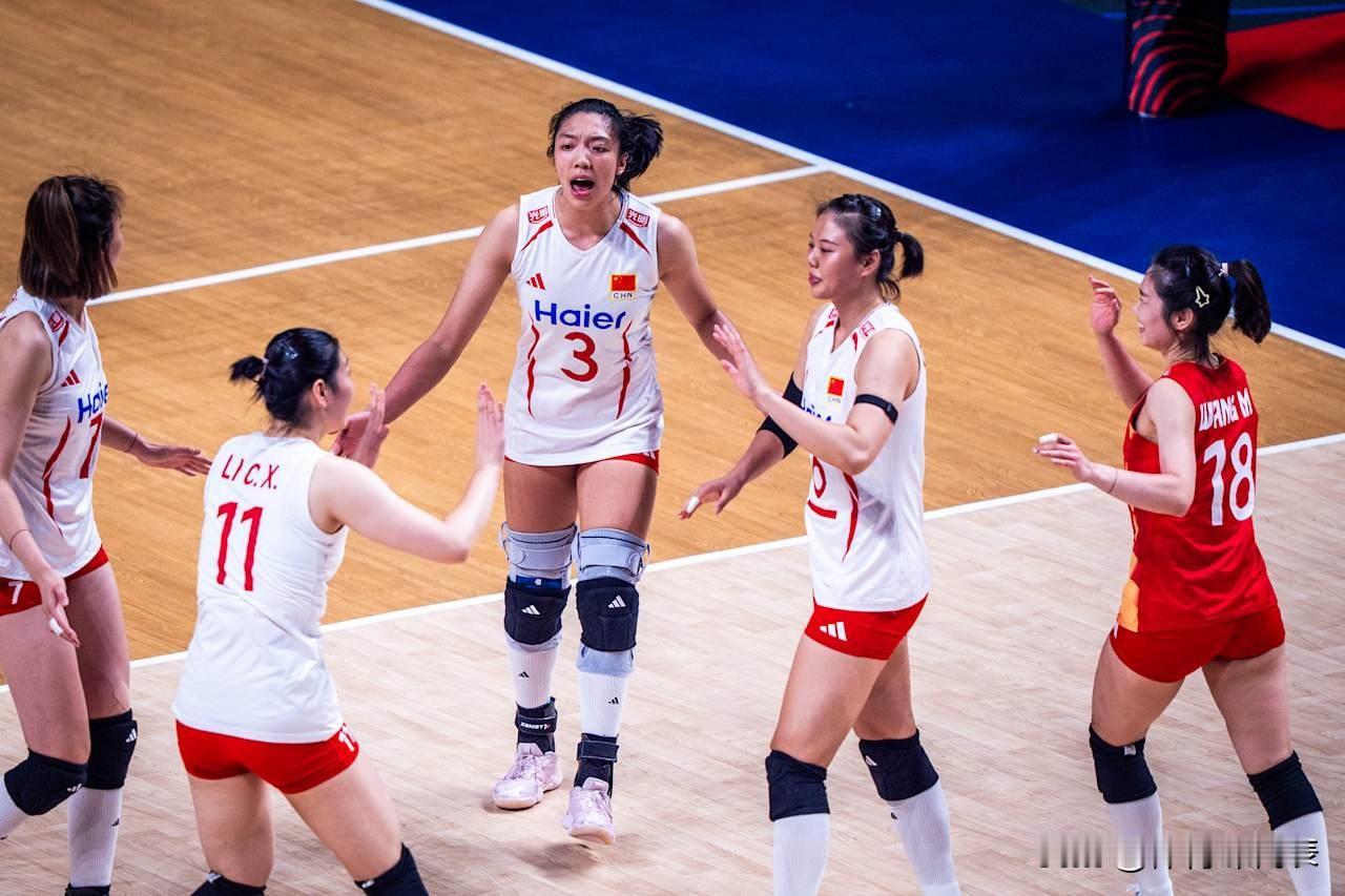 【爆！3-2！决胜局15比13绝杀世界第一！中国女排打哭美国，央视解说喊到破音！