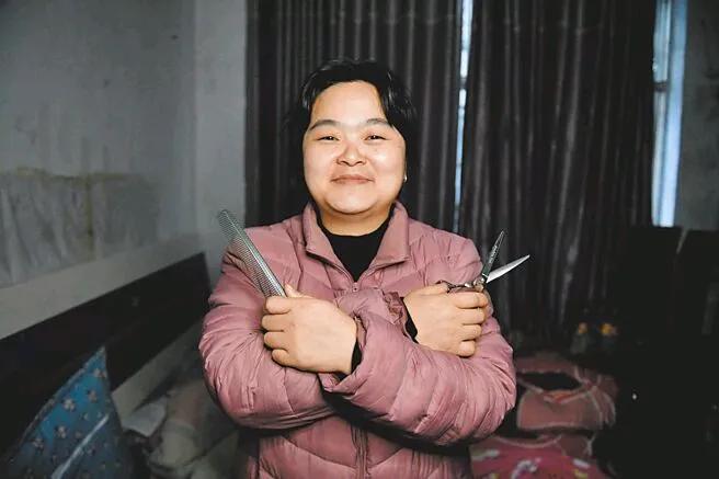 江西景德镇“鸡排哥”在9月掀起了一阵爆火热潮。回首去年，湖南怀化的“晓华理发店”