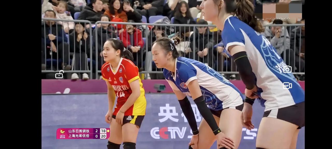 很奇怪，天津女排要打世俱杯，可是今天却尽遣主力，迎战辽宁；
上海女排花重金买了外