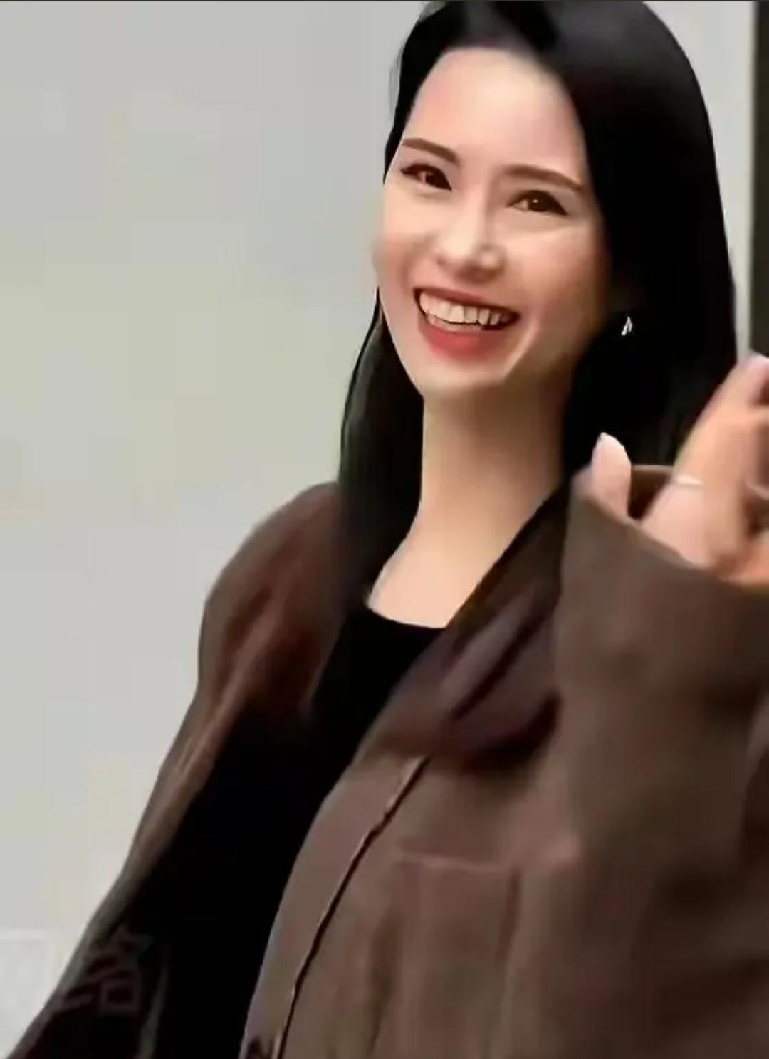 场子姐的老公就一普通颜值男，场子姐好漂亮，年轻的时候陪同老公打拼，生活条件好了居