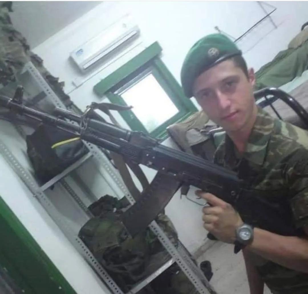塞浦路斯希腊部队士兵正在使用 AK-74M 5.45 毫米突击步枪。