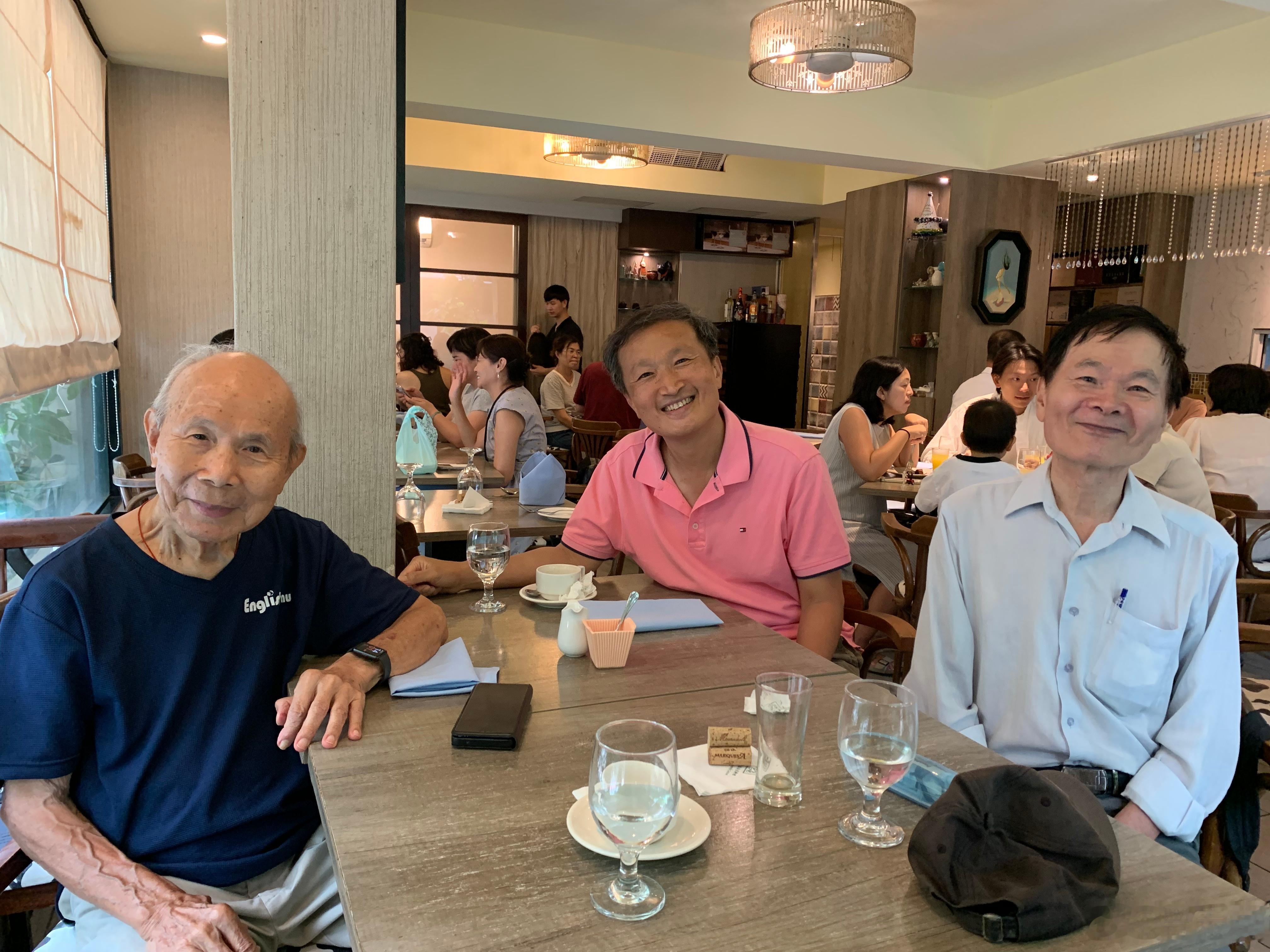 再介绍苏正隆老师。苏正隆老师是台湾书林出版公司（书林书店）的董事长，也是台师大翻