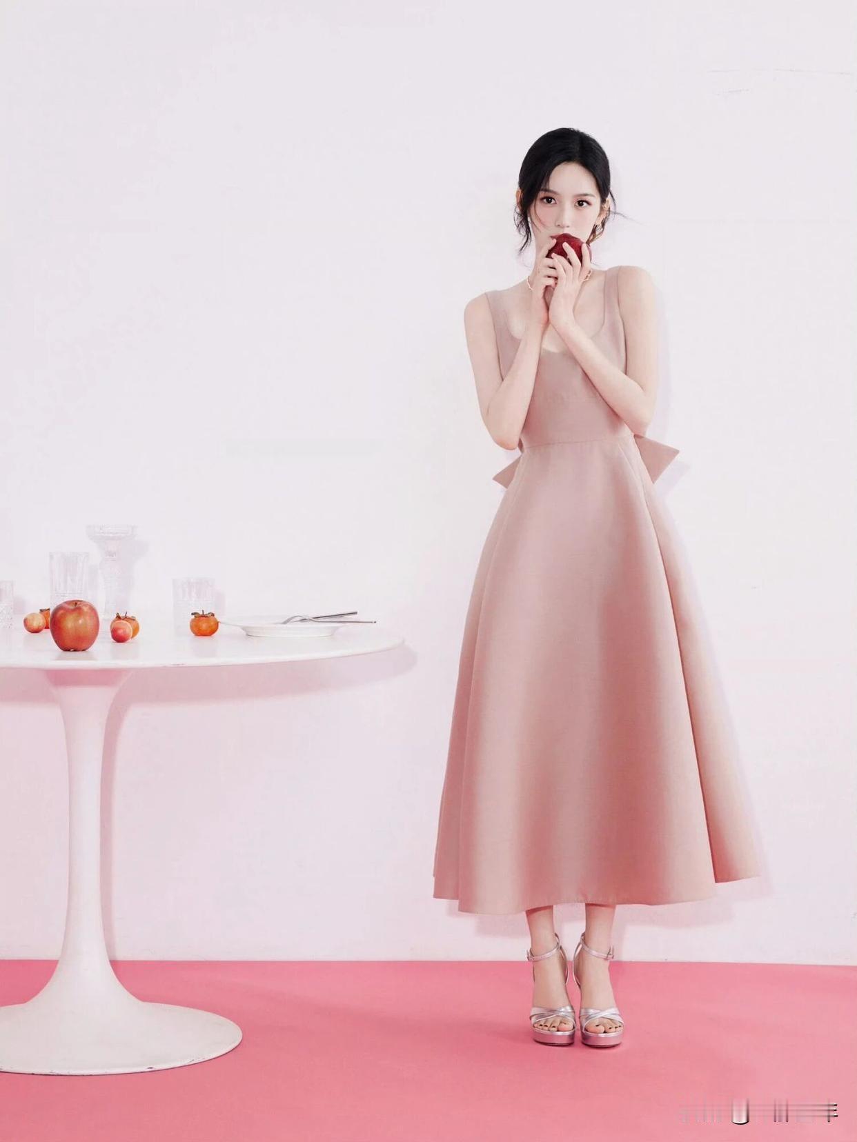 温柔粉裙少女，静享茶时光🍃💕