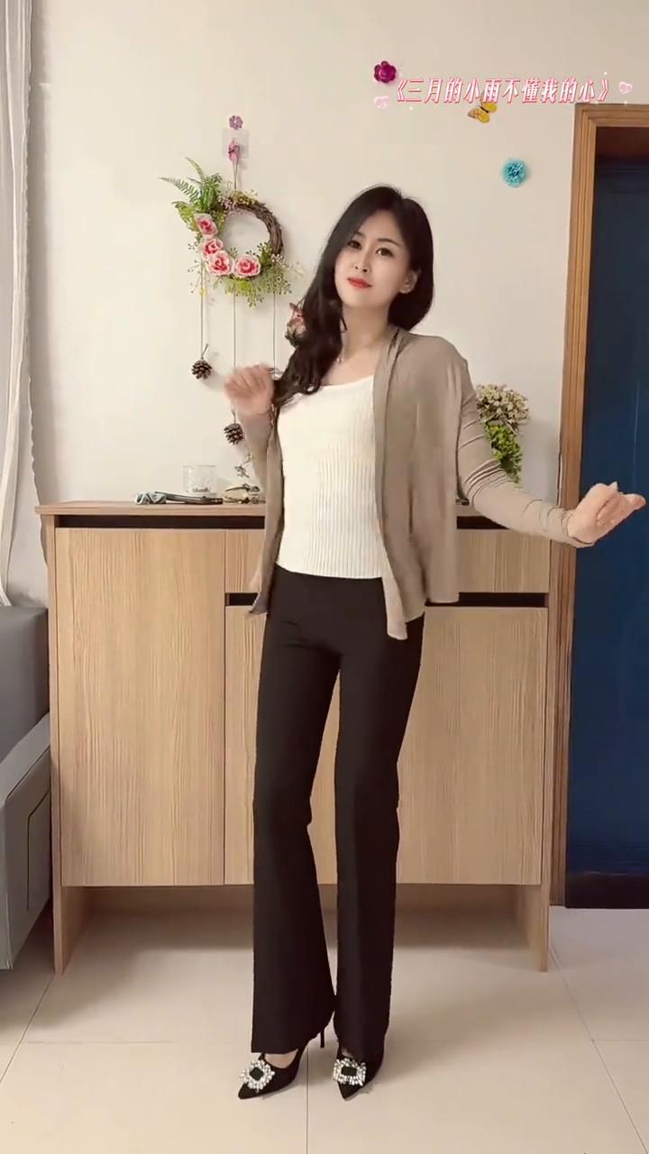 三月的小雨不懂我的心。
你转身离去，带走了四季。匆匆流年，留不住往昔。人生最大的