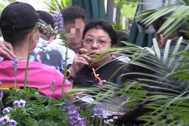 很奇怪，韩红抽烟为什么不影响她嗓子，娱乐圈抽烟的歌手并不在少数，除了韩红，还有王