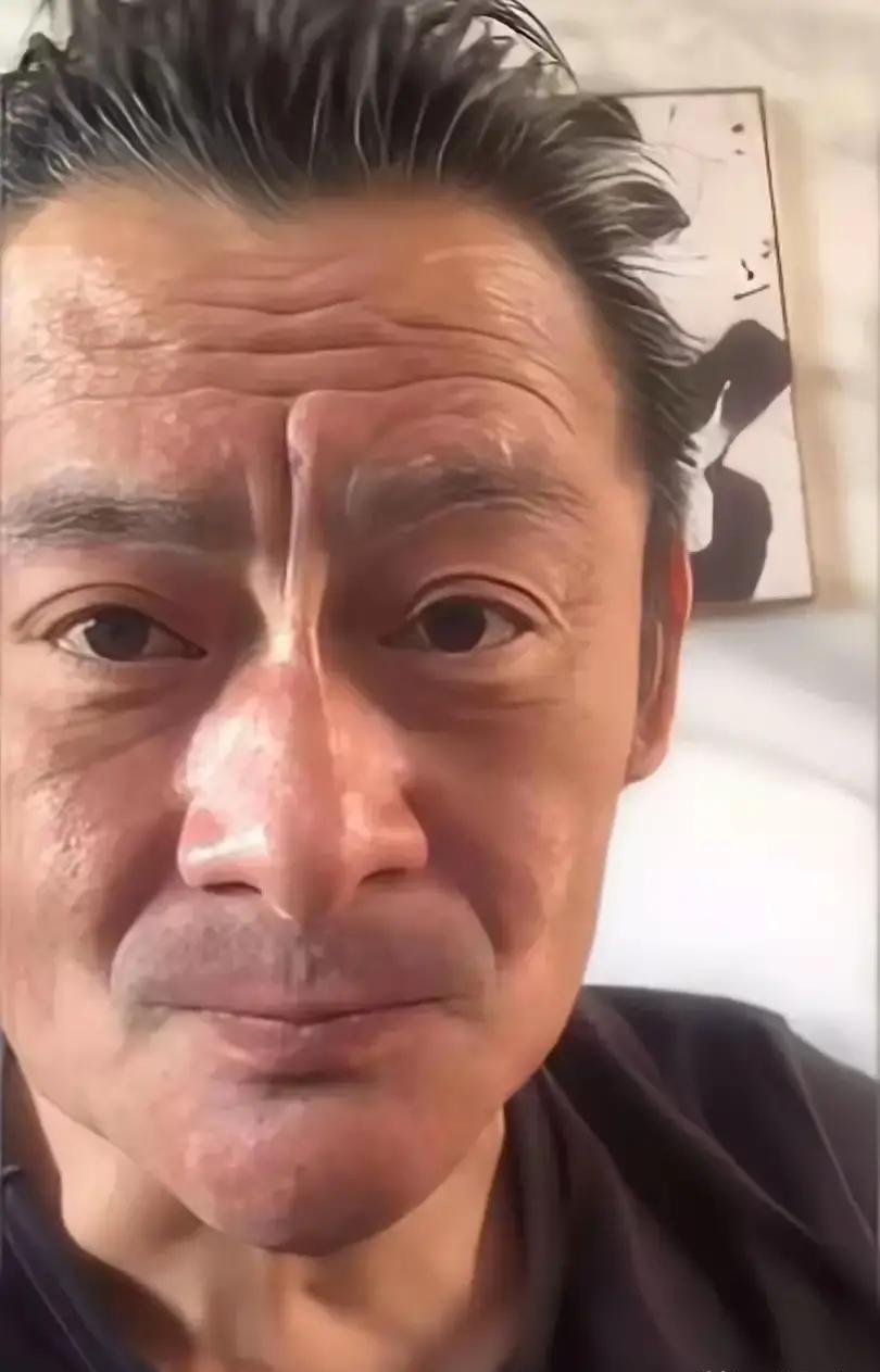 酒精正在偷偷给你换脸，不是慢慢变老，是直接撕走胶原蛋白。
看看景岗山直播间的脸，