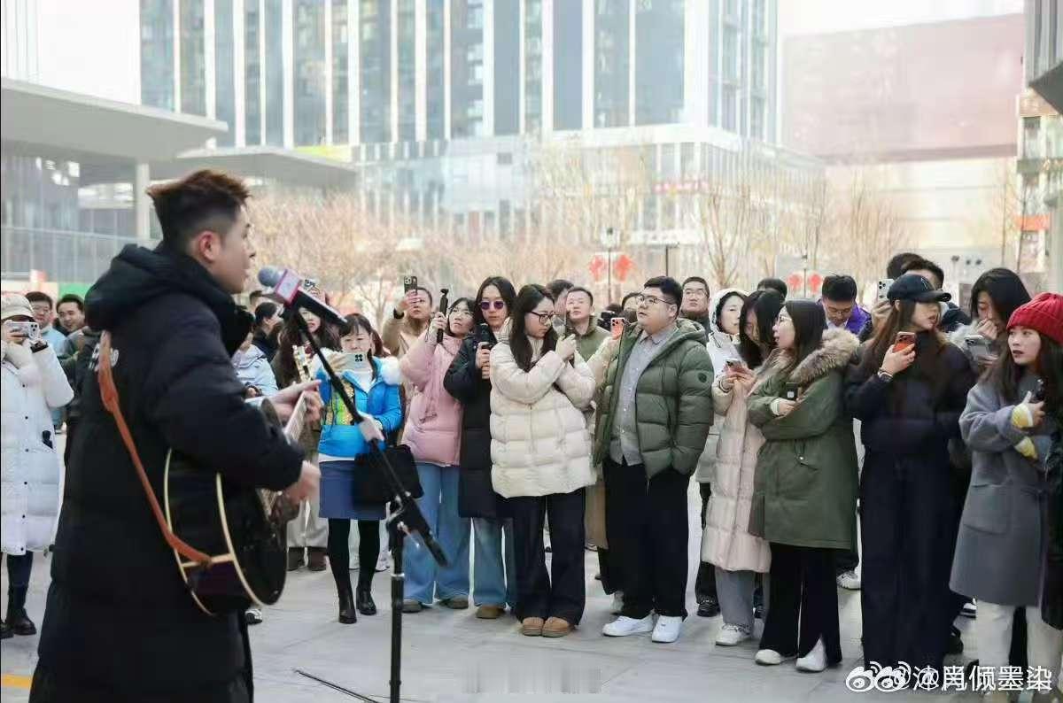 太酷了！老狼歌迷把山西便利店挤成内场啦！歌迷们围聚，跟着旋律哼唱，温暖的人间烟火