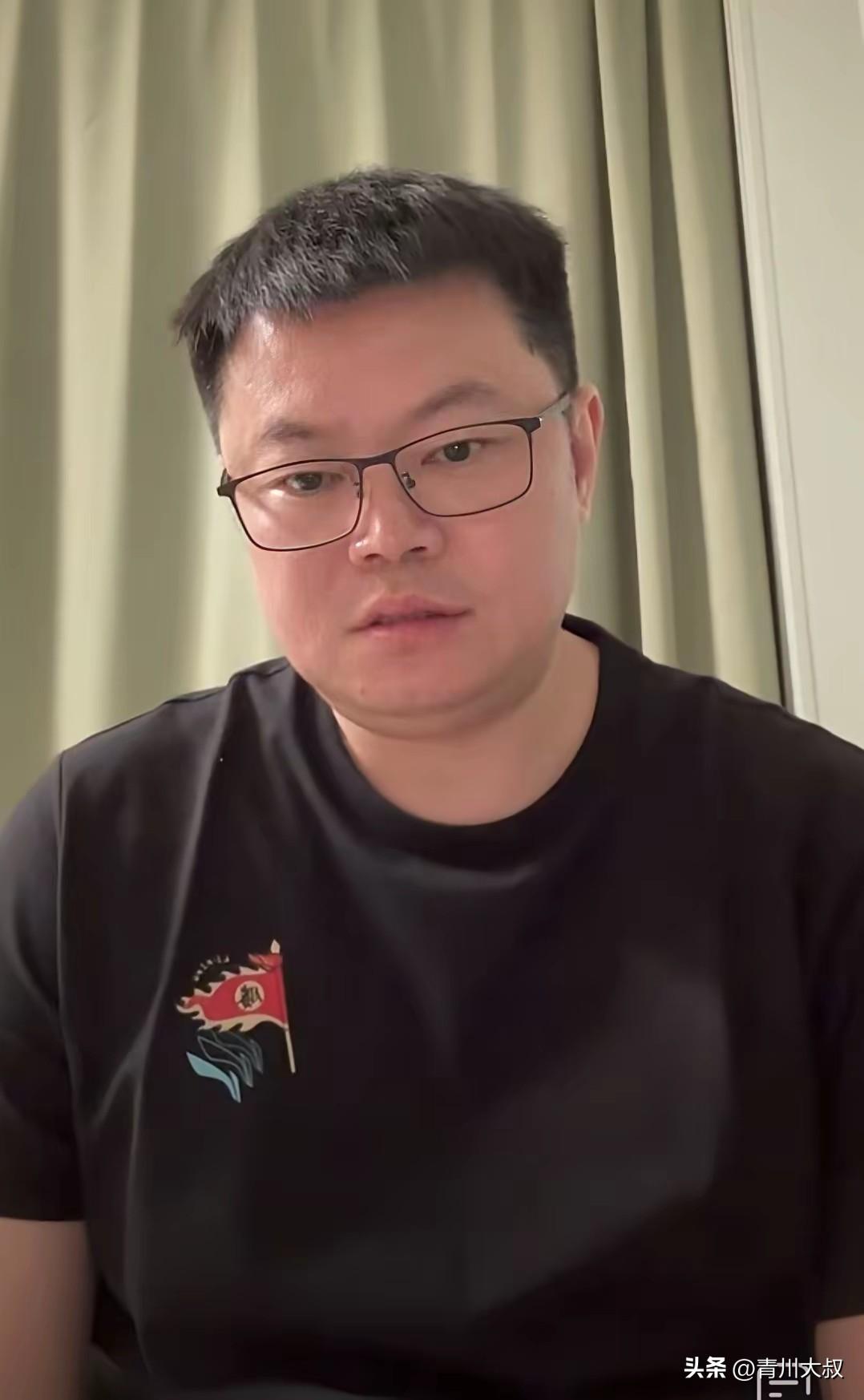 被侯英超笑死了！前两天侯英超找张继科对练，看热闹不嫌事大网友问:
你和张继科，谁