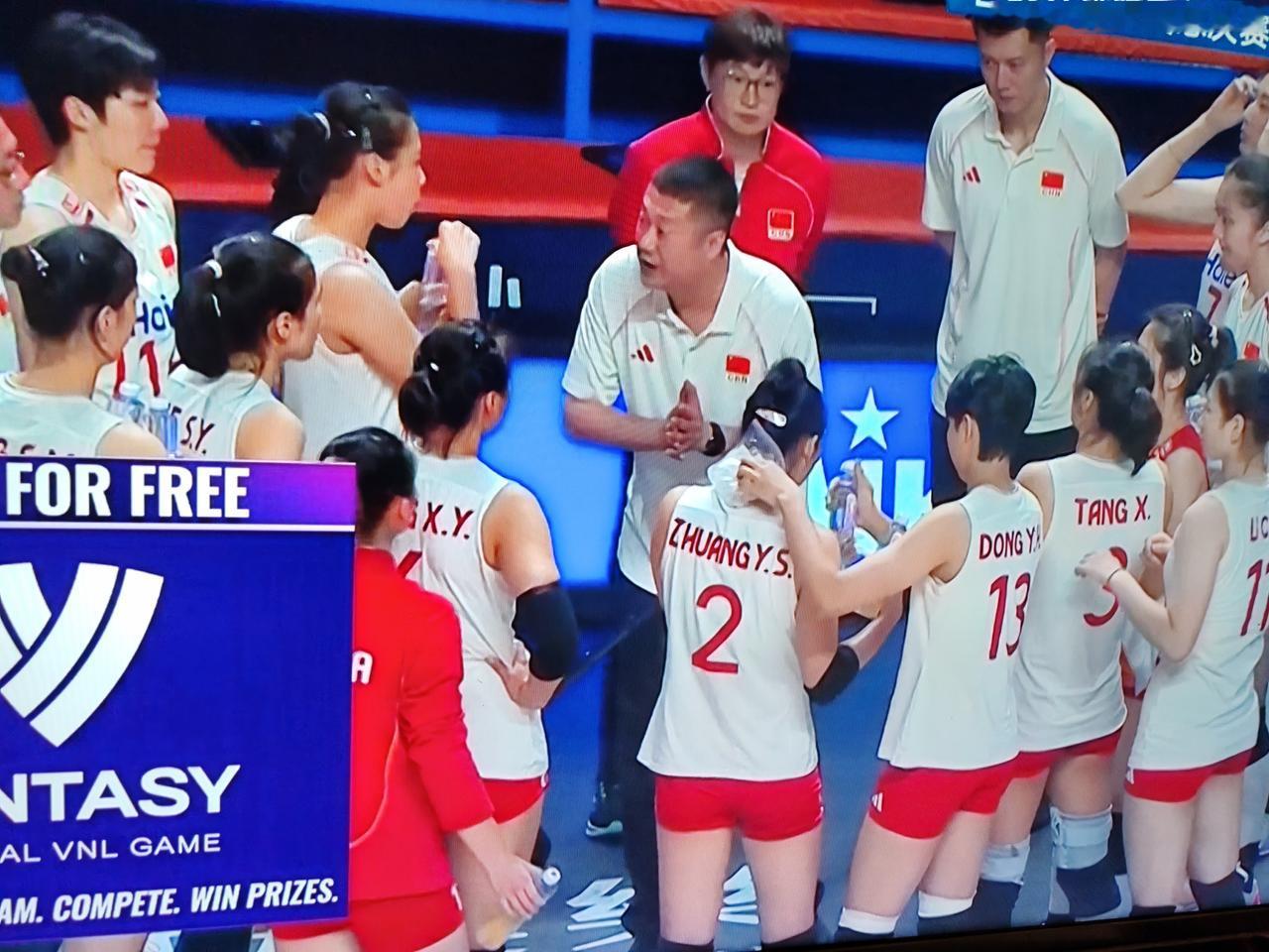 世界女排联赛总决赛，中国女排对阵美国女排，第一局中国女排15：25失利，比赛进入