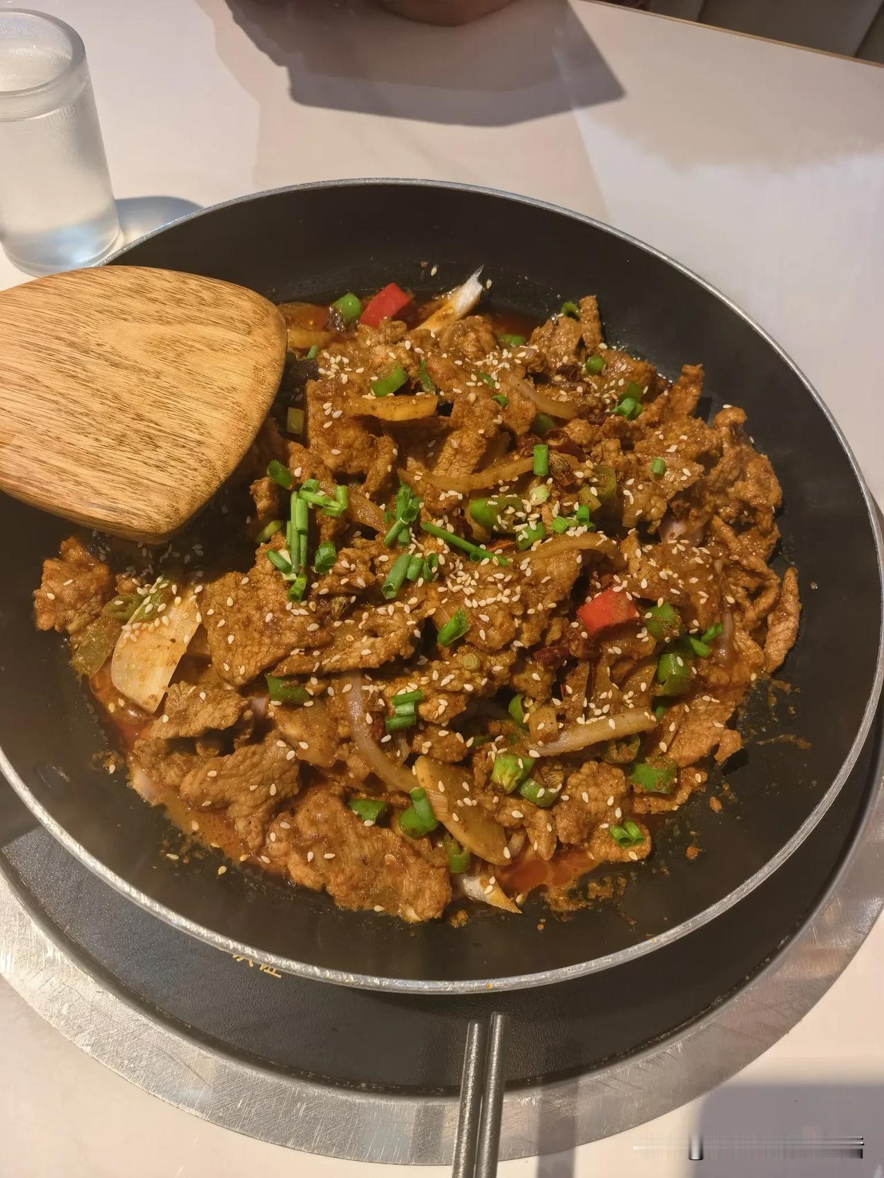 去酒店吃饭，假若发现菜品里有头发啥的，你会怎么做？

没退休的时候，办公室几个人