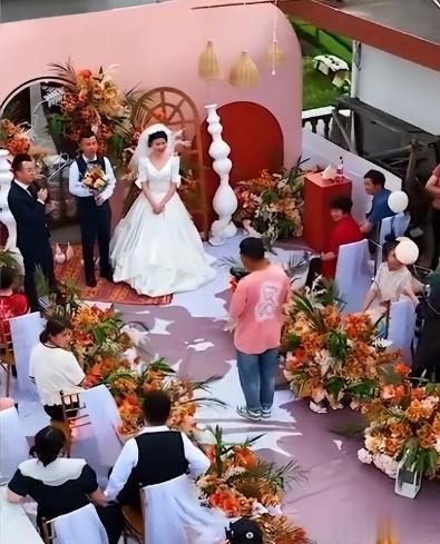 天津的一家四口去浙江参加婚宴，随300元礼金，喝光了一瓶茅台飞天。出乎意料的是，