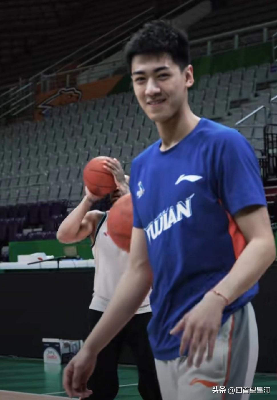 刘金雨随着福建队回到辽宁队主场，在赛前训练时遇到了辽宁队教练和球员，他走过去和乌