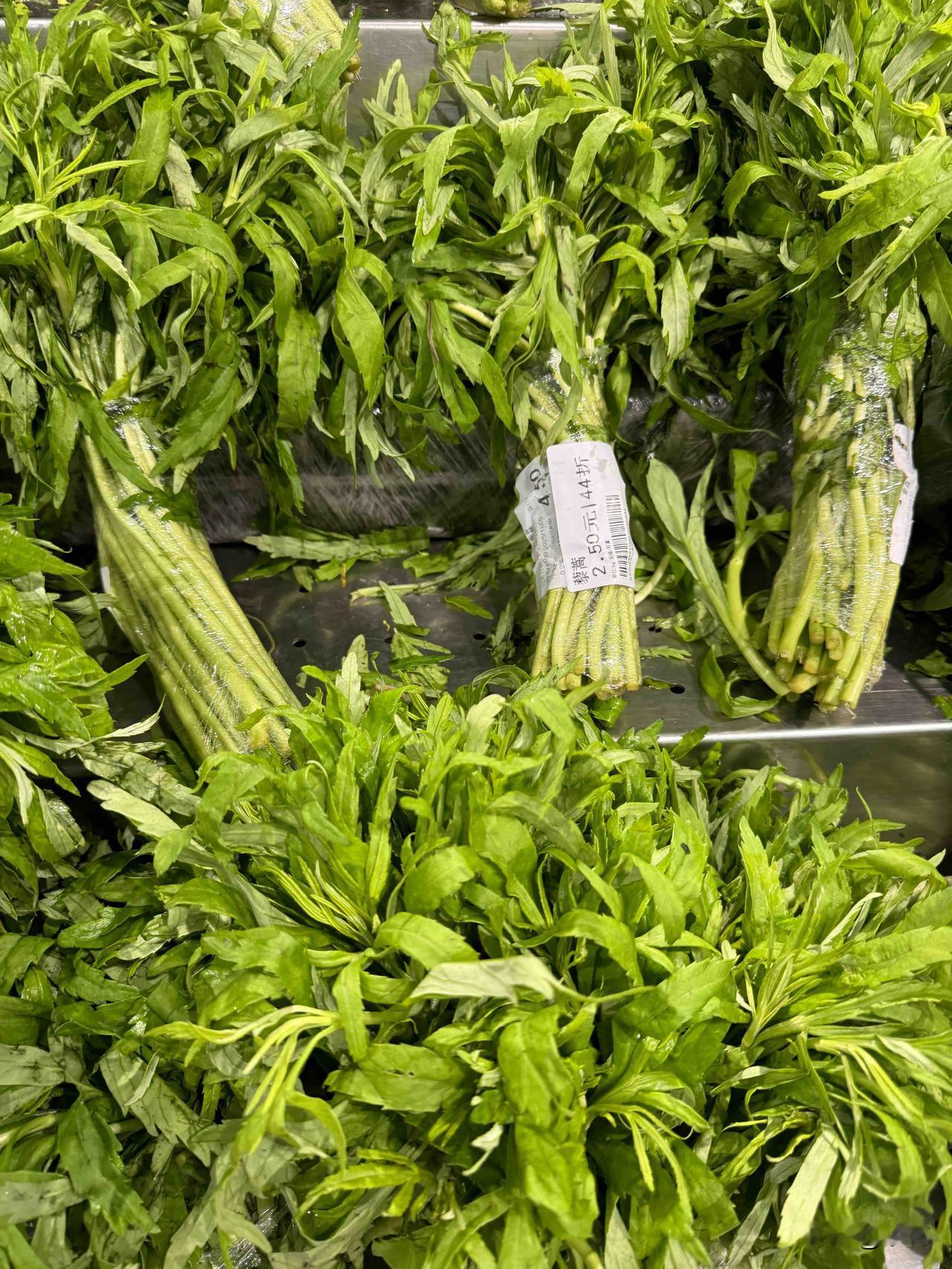 今儿去超市买菜，瞅见一种没见过的菜，每把都包着。乍一看，我还以为是茼蒿，仔细一瞧