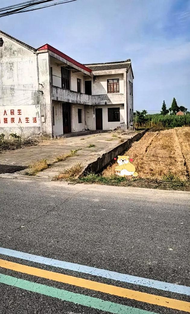 村里早年首富之家！
短短数年阖家接连离世，缘由让人唏嘘？
 
下午串门途经旧邻宅