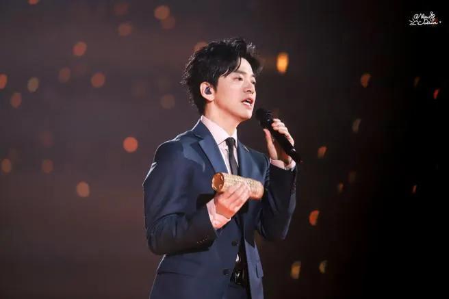 李健和张杰演唱会风格的不同

看了歌手李健广州演唱会的视频，觉得和张杰走的不是一