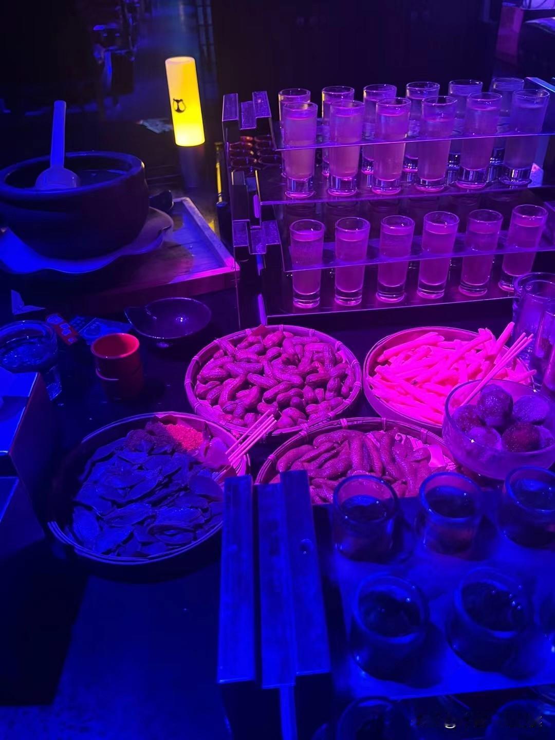 女领导一直怪我，不跟她确定关系。
我说，我主要怕自己拖累了你，我工资这么低，又不