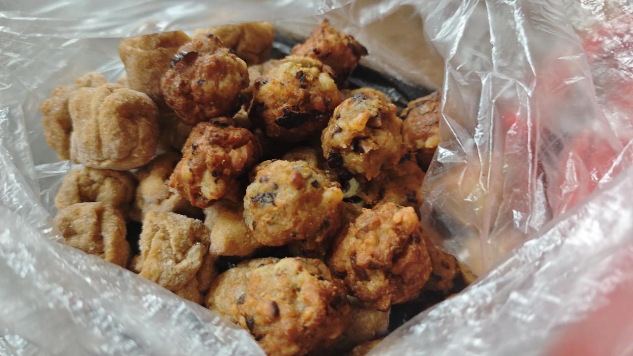 年初二，一大早对门小朋友来给我送零食了，每次回来，只要小朋友在，他都会来敲门把自